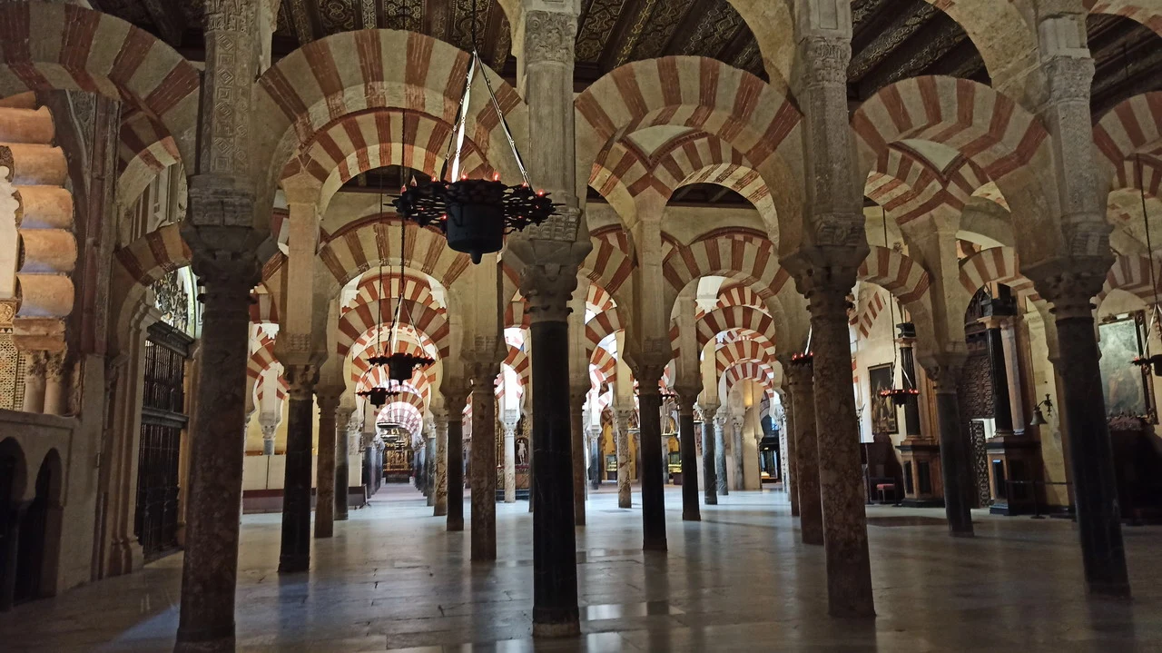 Interno della Mezquita di Cordova con le sue arcate a ferro di cavallo.