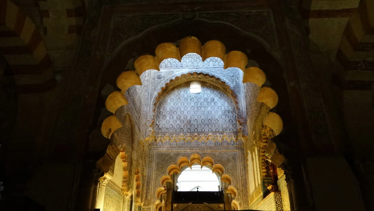 Interno della Mezquita di Cordova con archi decorati.