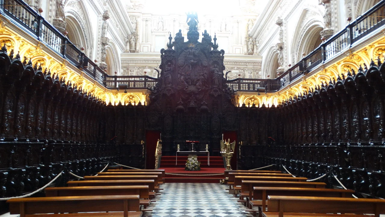 Coro ligneo decorato all’interno della Mezquita-Cattedrale di Cordova.