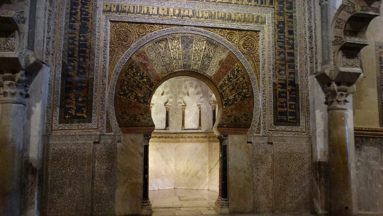 Interno della Mezquita di Cordova con archi decorati.