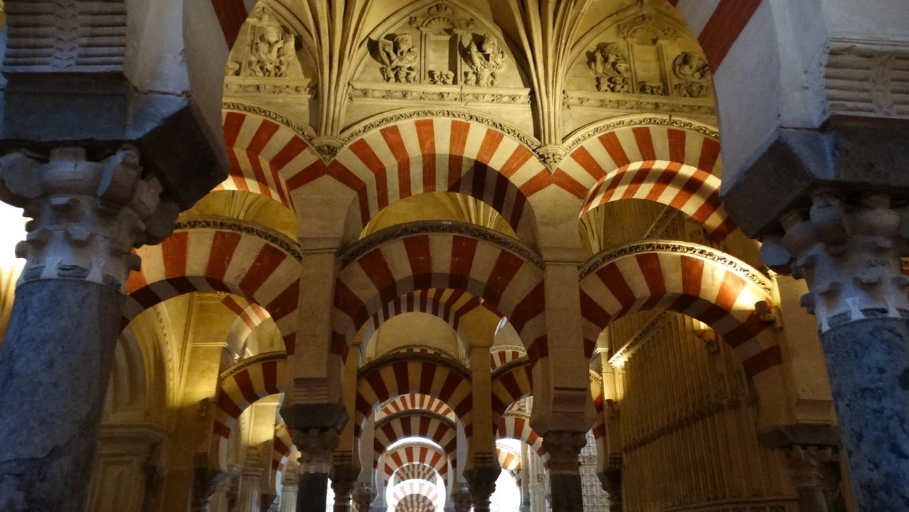 Interno della Mezquita di Cordova con archi a polifrone.