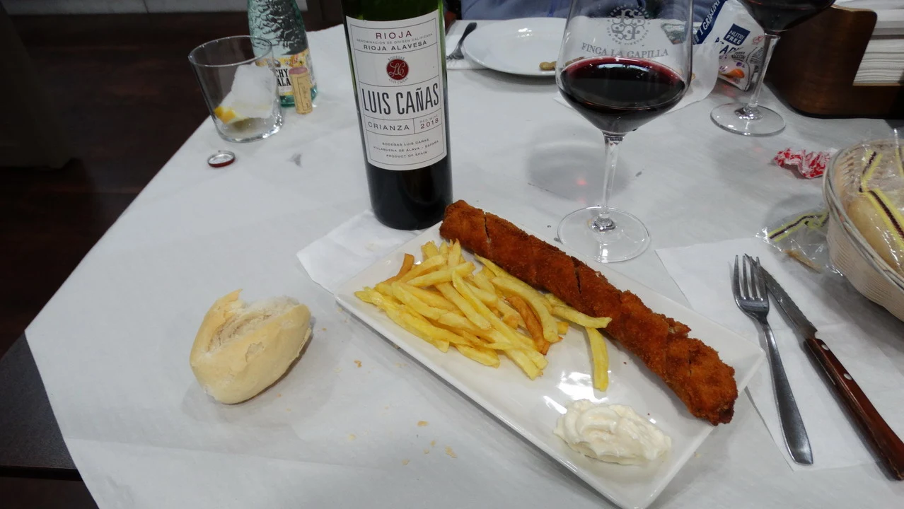Cena in un ristorante in Andalusia o Algarve con cibo e vino.