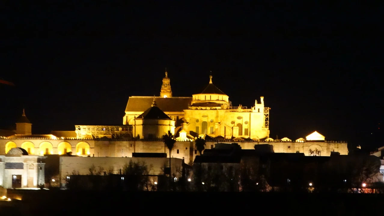 Vista notturna di un palazzo storico illuminato in Andalusia.