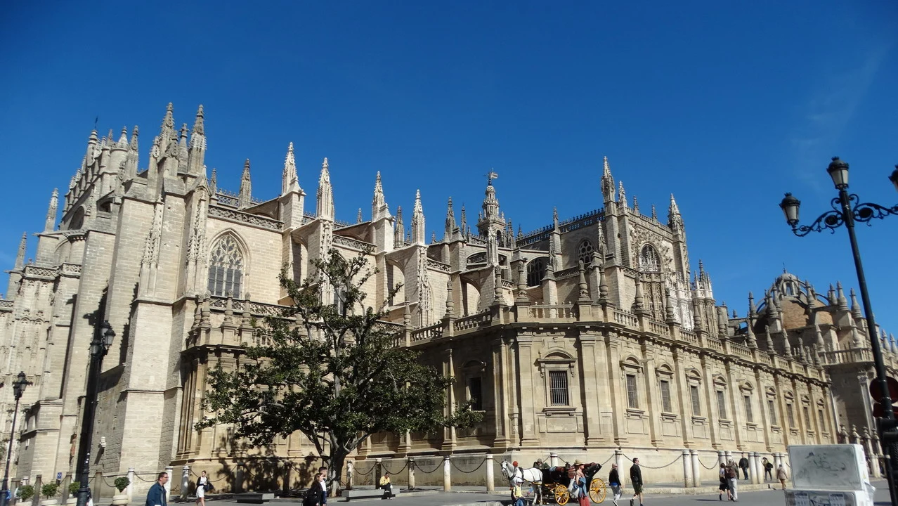 Vista ampia della maestosa cattedrale di Siviglia con la sua facciata in pietra chiara.