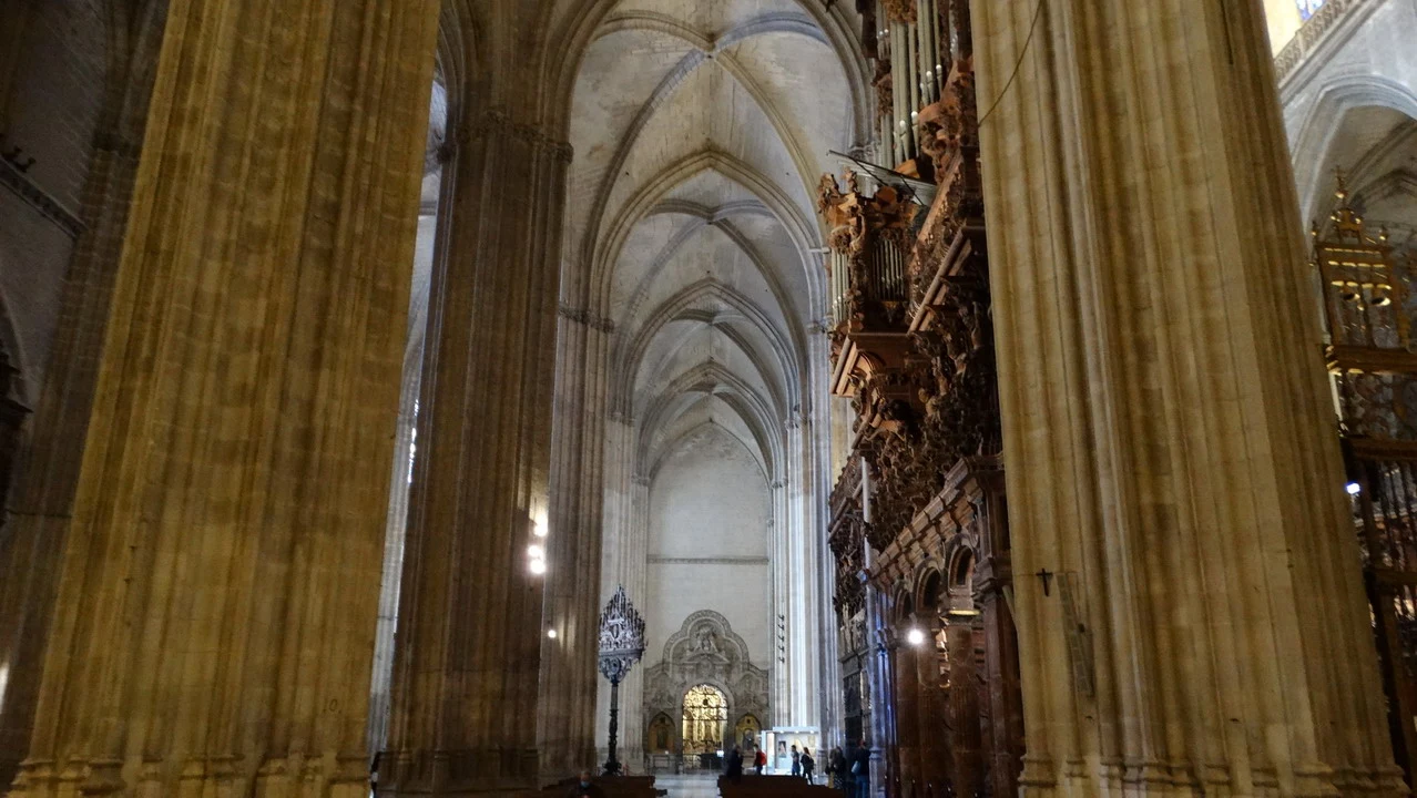 Interni della Cattedrale di Siviglia con colonne imponenti.