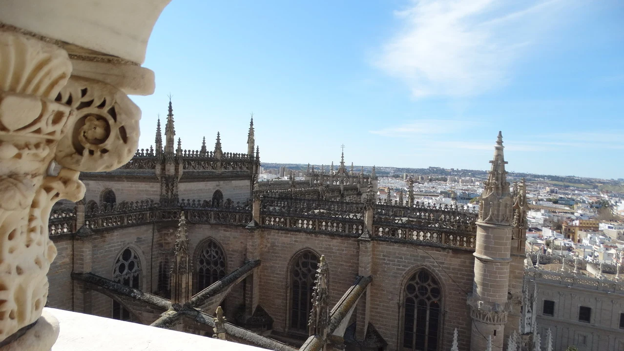 Vista panoramica della Cattedrale di Siviglia con il paesaggio andaluso e algarvio.