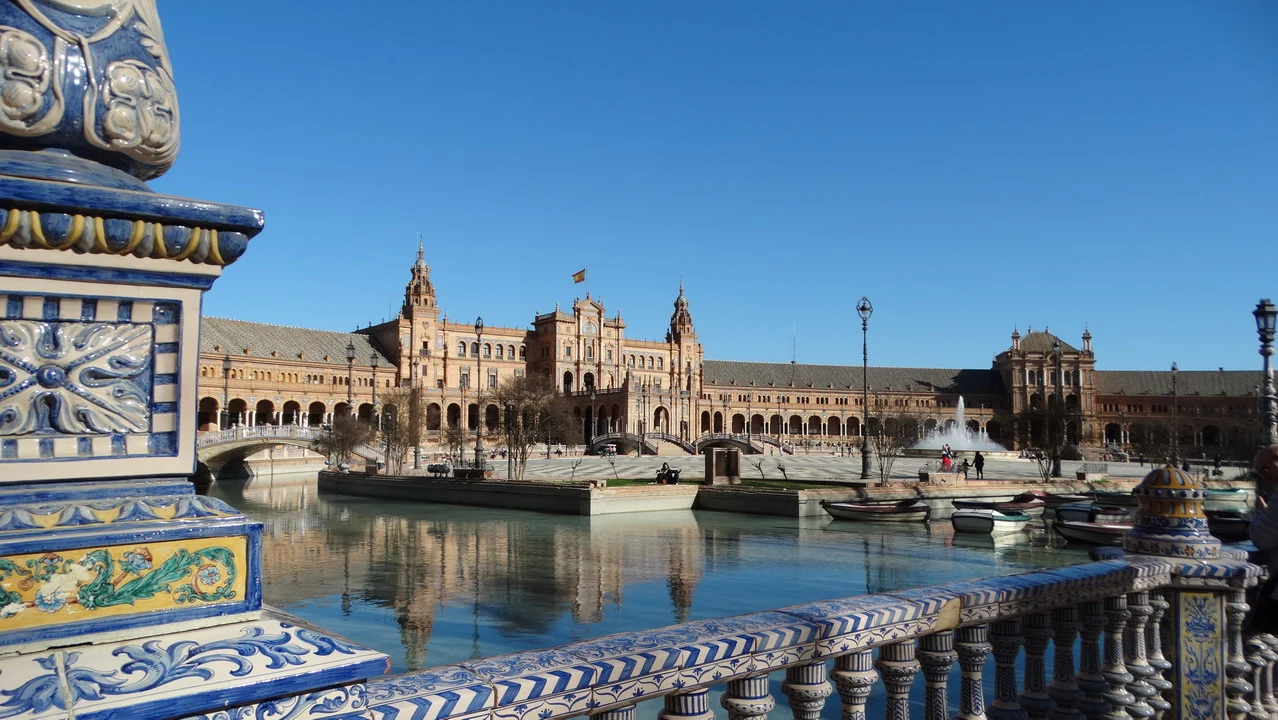 Vista di un palazzo storico lungo un canale in Andalusia.