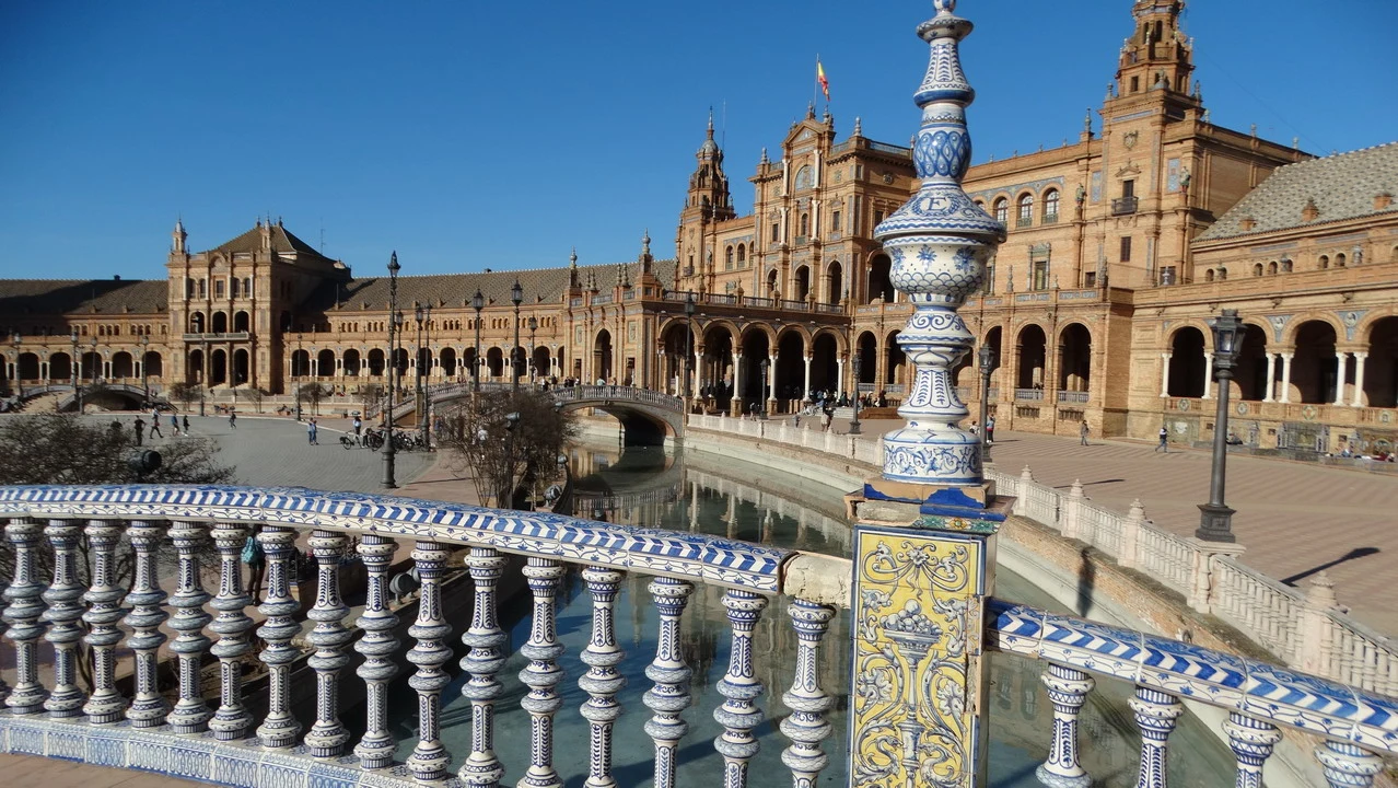 Vista panoramica di un'elegante piazza con fontane e architetture barocche in Andalusia.