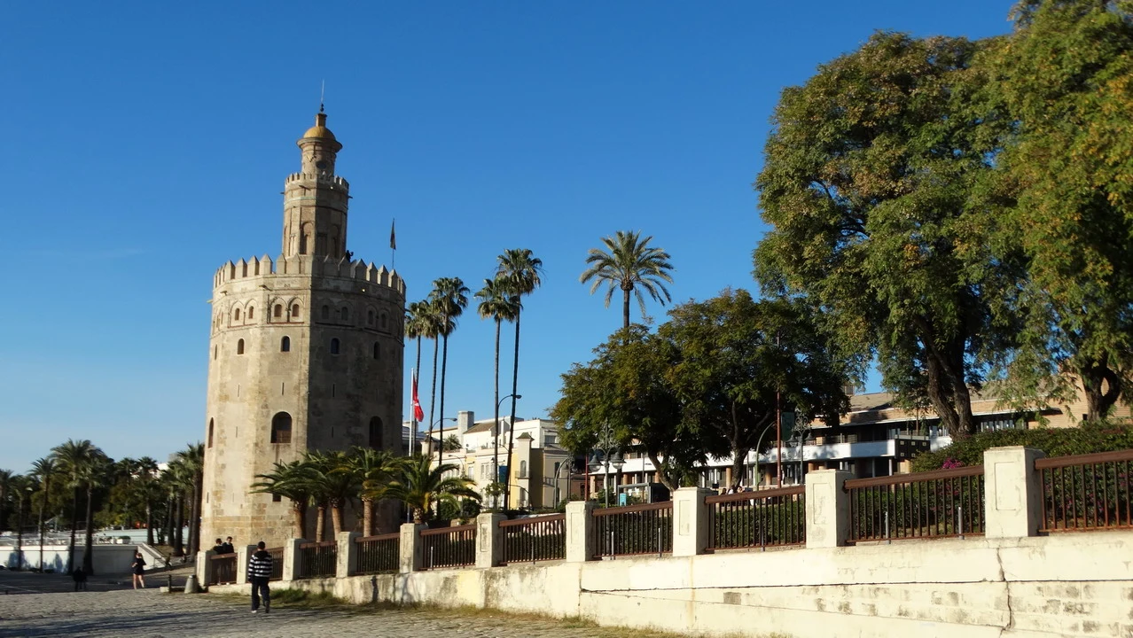 Torre del Oro a Siviglia con vista sulla costa andalusa.