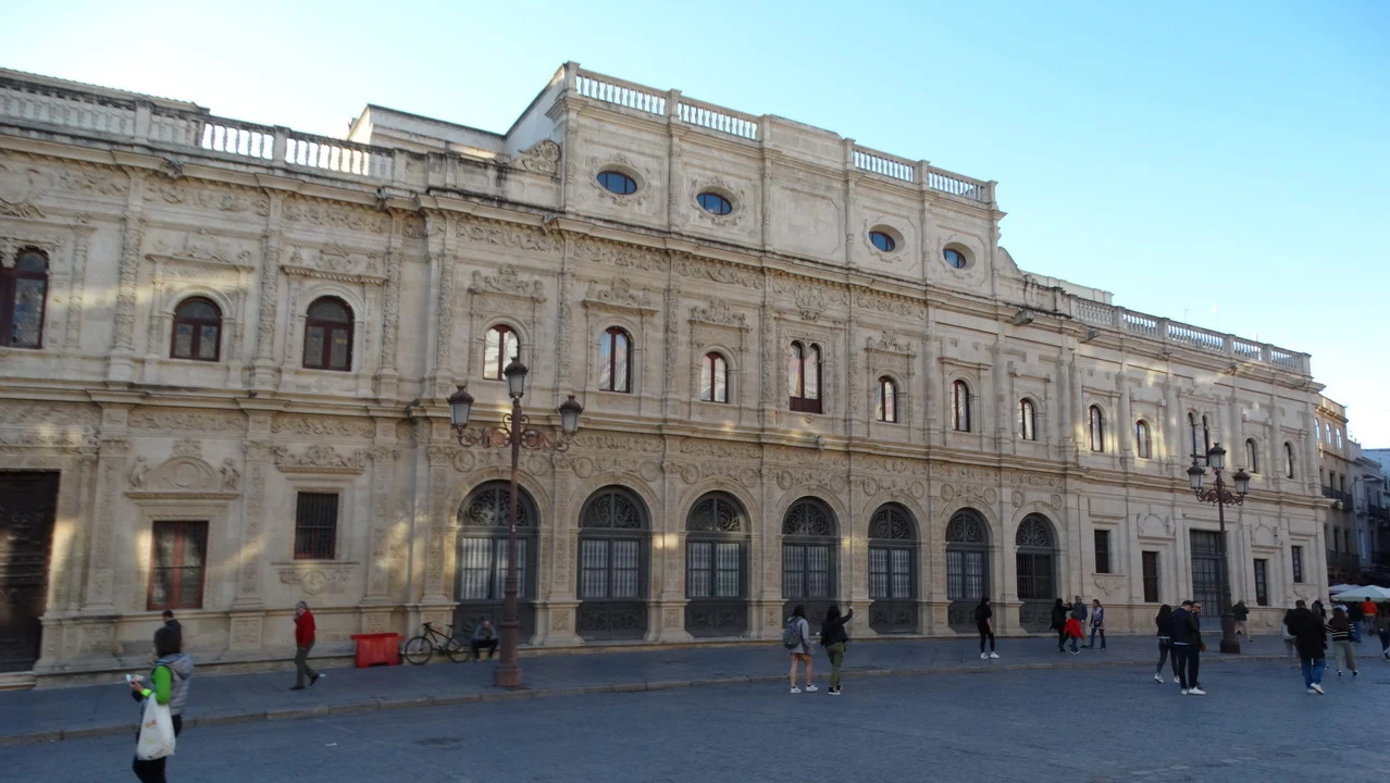 Facciata di un edificio storico in una piazza spagnola all'alba.