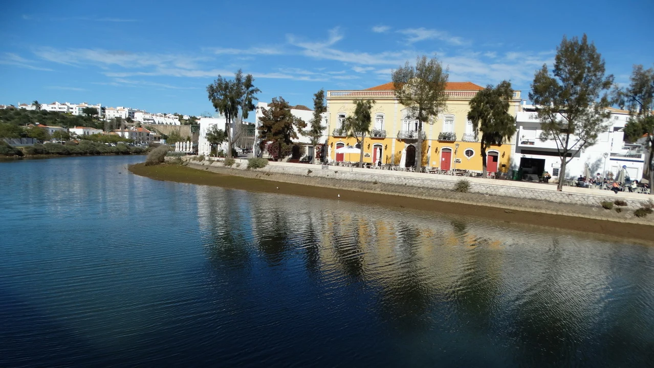 Una vista lungo un fiume con edifici colorati in una località dell'Algarve.