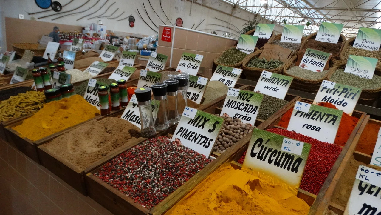 Una galleria di colori naturali esposti in una bottega artigianale.