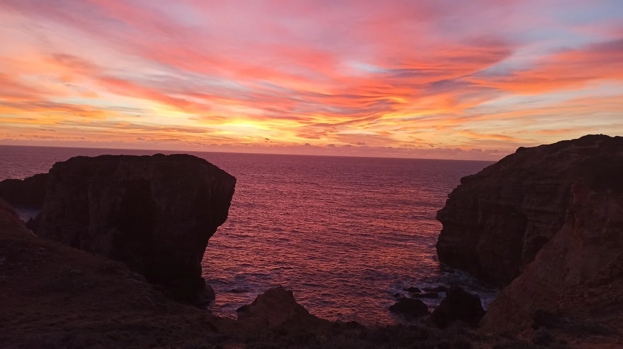 Tramonto spettacolare sul mare con rocce frastagliate in Andalusia o Algarve.
