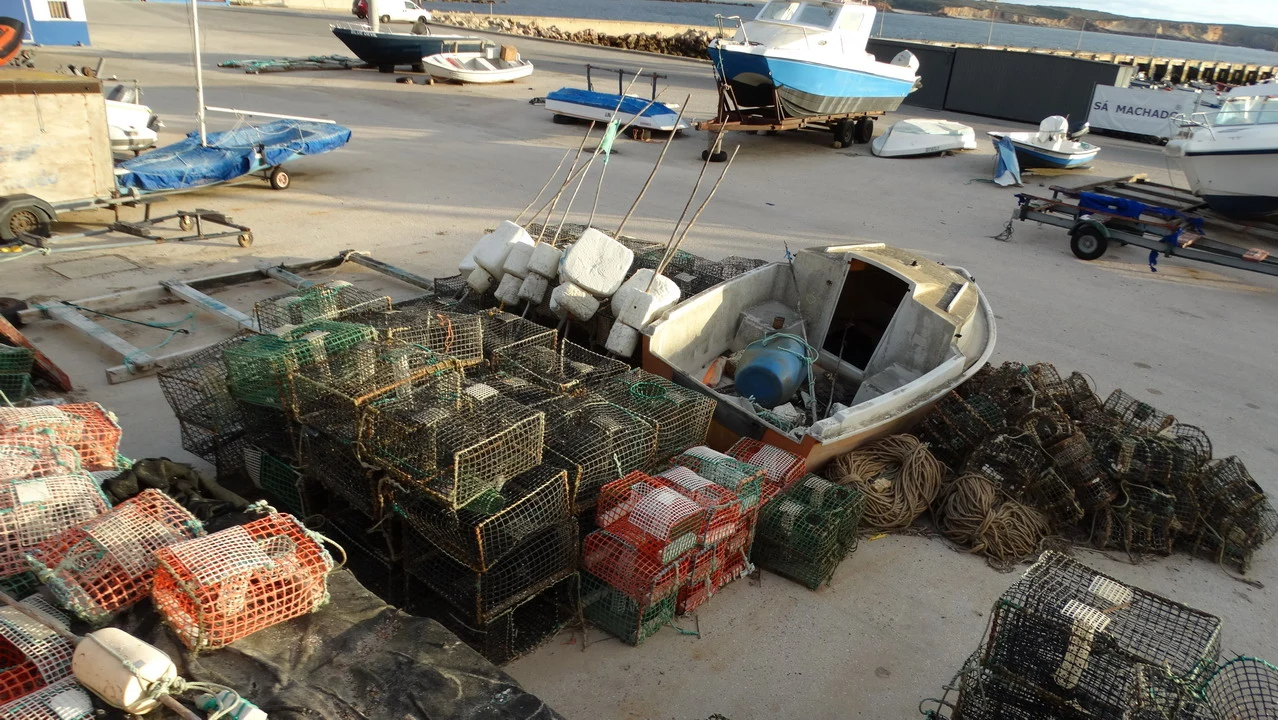 Barche da pesca sono stoccate sulla spiaggia in un porto dell'Algarve.