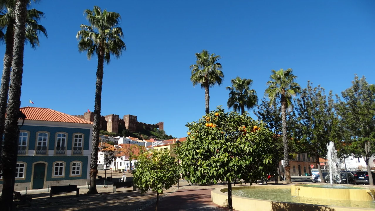 Vista panoramica di Silves con palme e edifici storici in Andalusia o Algarve.