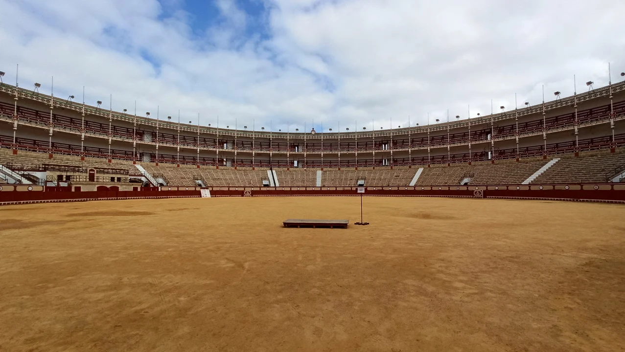 Vista dall'interno di una pista da atletica con gradinate vuote in un luogo di Andalusia o Algarve.