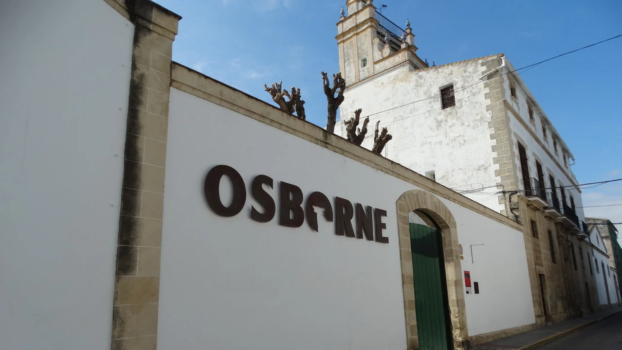 Vista esterna di un edificio storico in stile andaluso con una facciata bianca e dettagli in pietra.