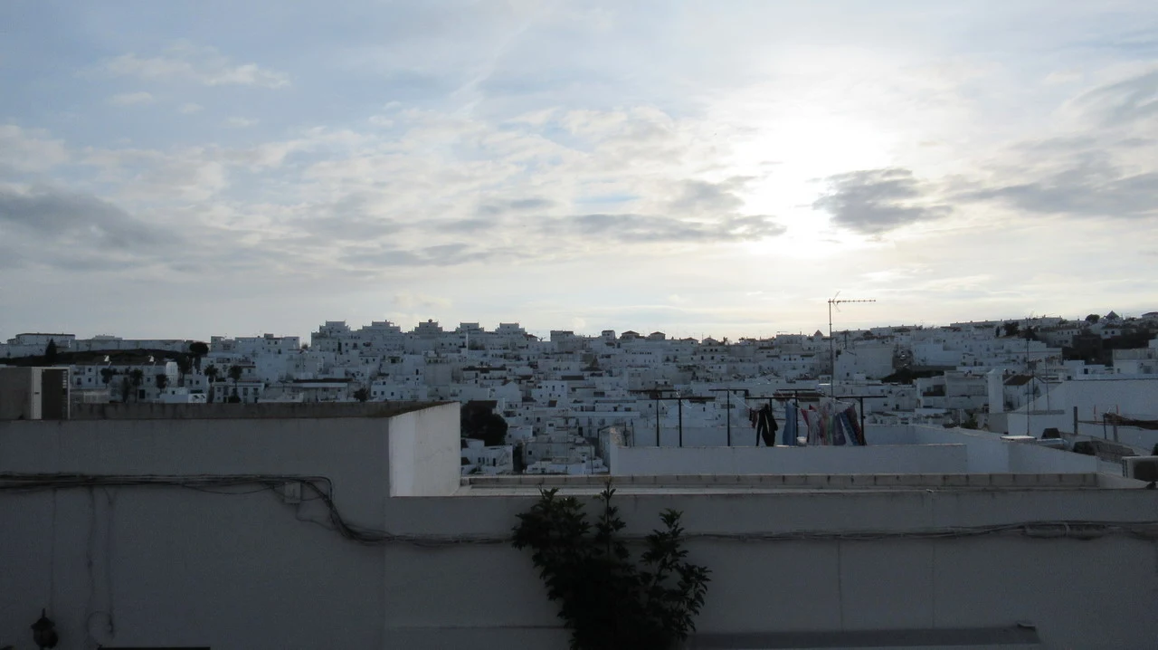 Vista panoramica di tetti bianchi in un paesaggio andaluso o algarve al tramonto.