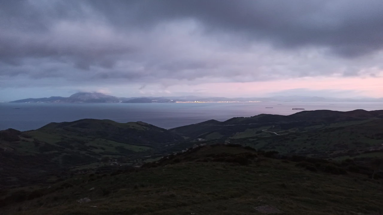 Paesaggio montano con il mare sotto un cielo nuvoloso in Andalusia e Algarve.