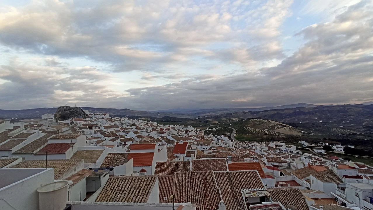 Panorama ampio dei tetti rossi delle case in una regione collinare dell'Andalusia o dell'Algarve.