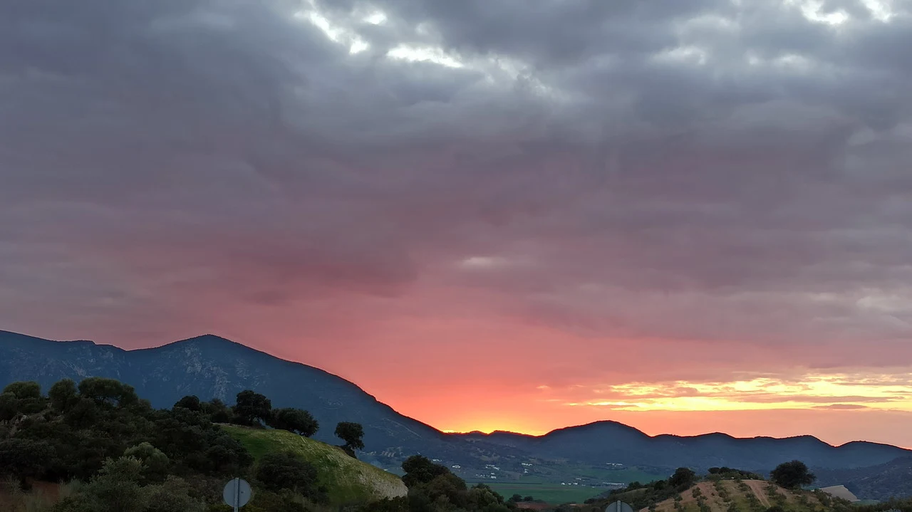 Paesaggio montano con colline ondulate al tramonto in Andalusia o Algarve.