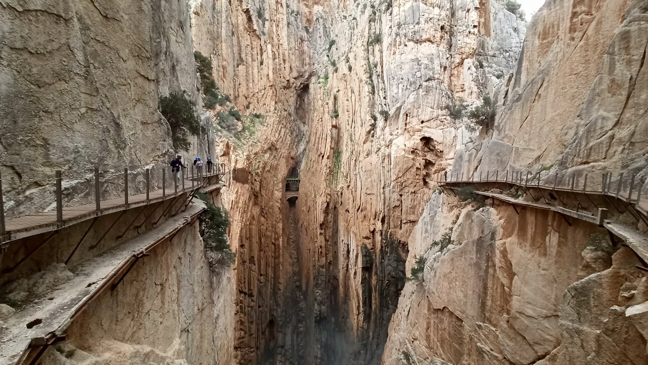 Sentiero sopraelevato attraverso una gola rocciosa in Andalusia o Algarve.