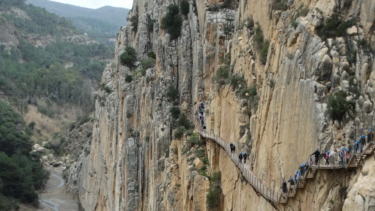 Sentiero escursionistico lungo la parete rocciosa del Caminito del Rey in Andalusia.