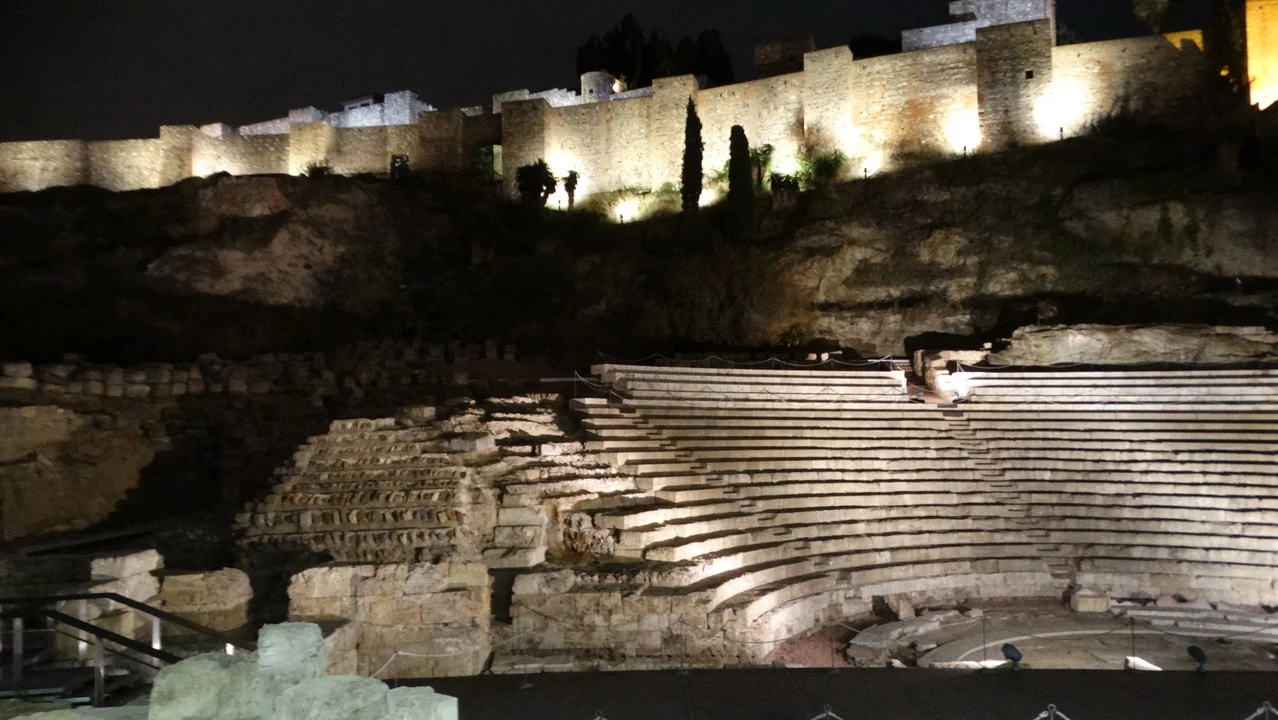 Vista notturna del Teatro Romano illuminato in Andalusia.