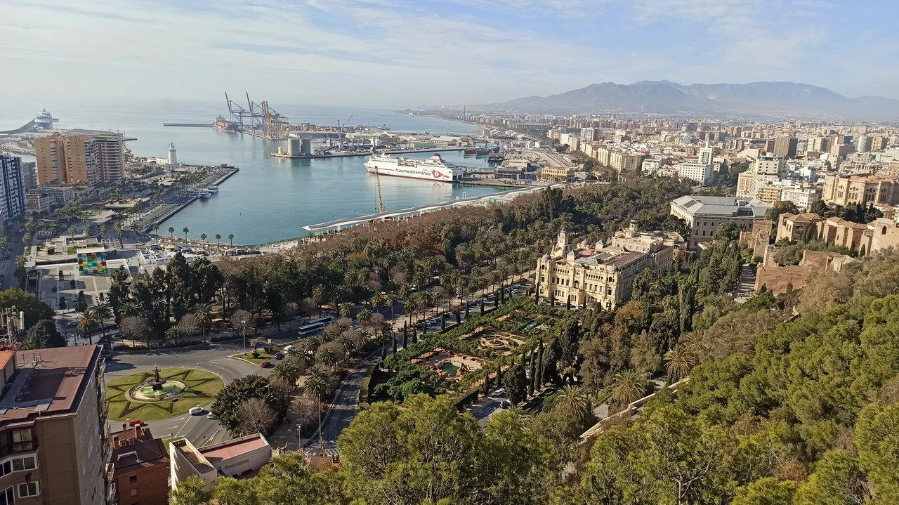 Vista panoramica della costa e della città di Malaga con porto e paesaggio circostante.