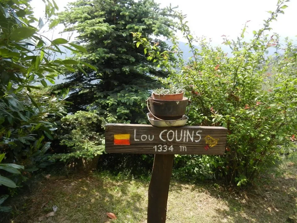 路标指示 Lou Couins 的位置和海拔 1334 米。