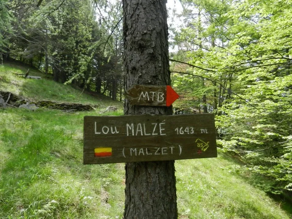 Segnaletica del sentiero che indica il percorso Lou Malze.