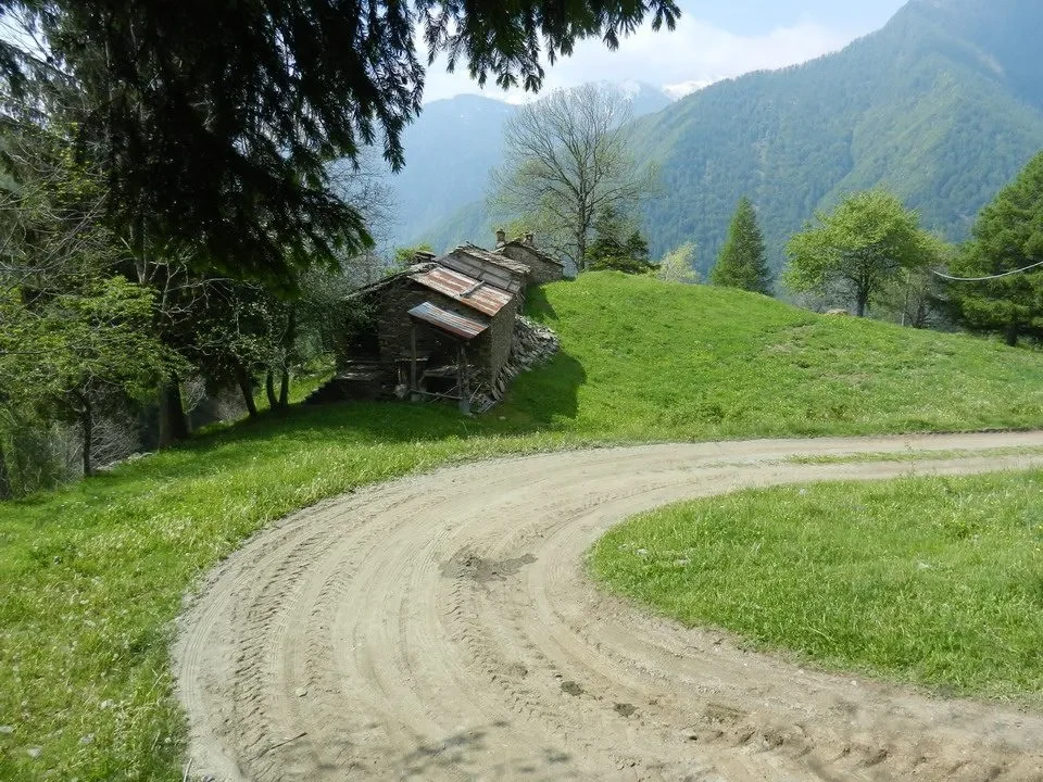 Sentiero Arturo con un vecchio rustico in una valle boscosa.