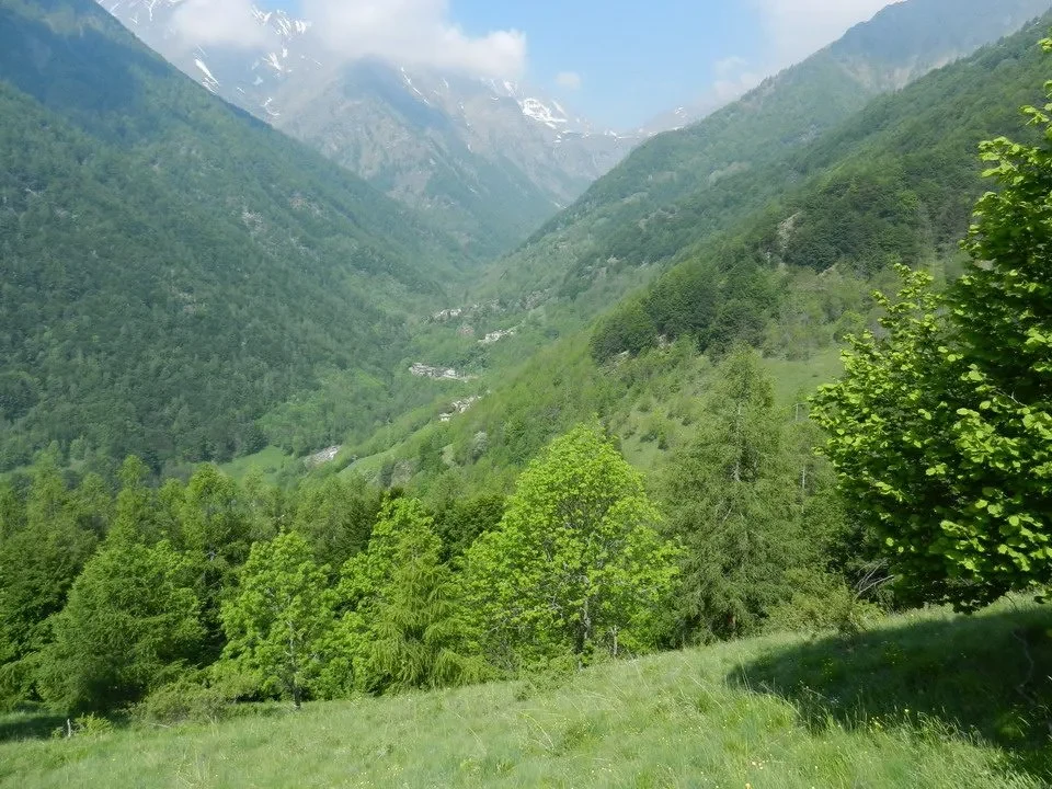 Vista panoramica della valle alpina lungo il sentiero.