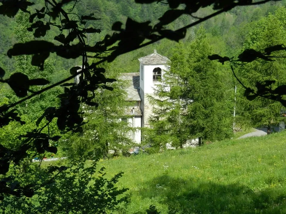 Chiesa Ciaberso durante il viaggio Sentiero Arturo Genre.