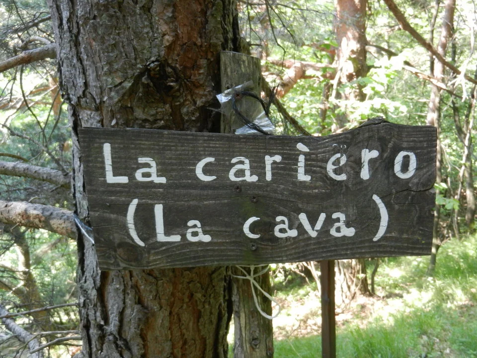 Segnaletica in legno indica il sentiero La cariero (La cava).