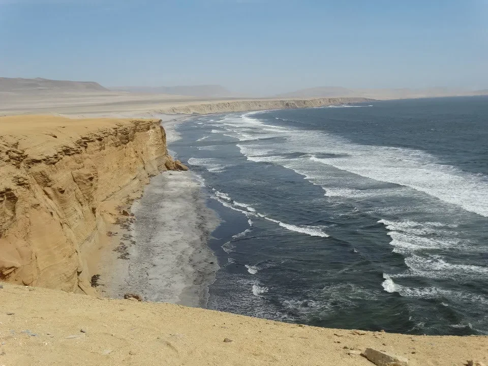 Paesaggio costiero arido con onde che si infrangono su scogliere di terra secca. Paesaggio costiero arido con onde che si infrangono su scogliere di terra secca.