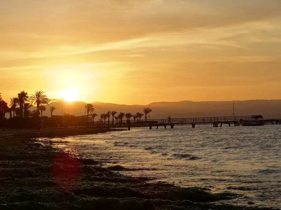 Tramonto sul mare con palme all'orizzonte in Perù e Bolivia.