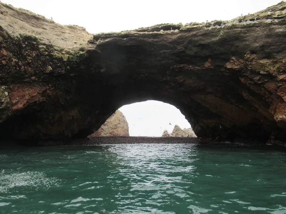 Un arco naturale nella roccia si apre sul mare turchese. Un arco naturale nella roccia si apre sul mare turchese.