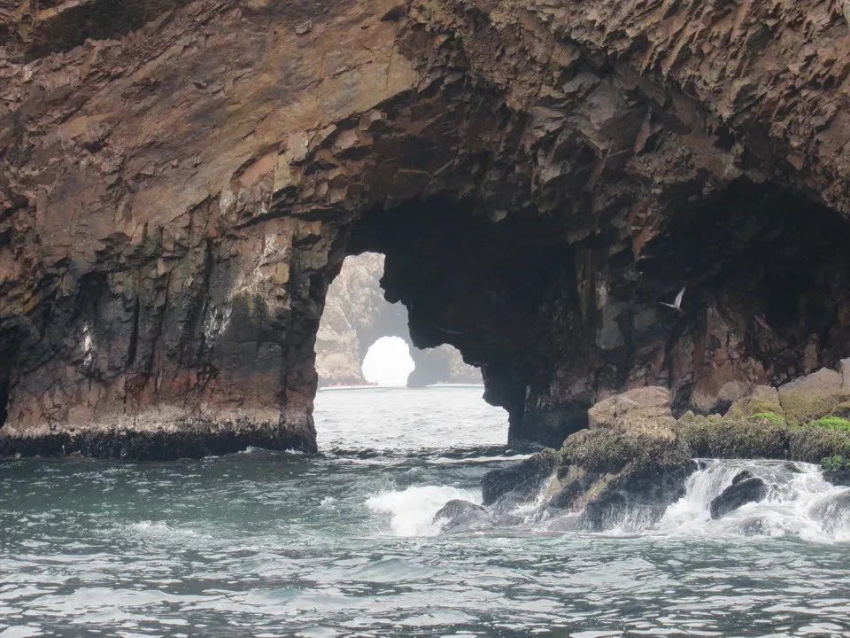 Una grotta naturale si apre nel paesaggio costiero tra Perù e Bolivia.