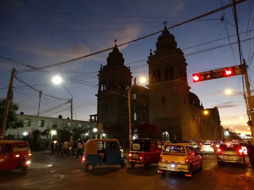 Una veduta notturna di una piazza con edifici storici in Perù o Bolivia.