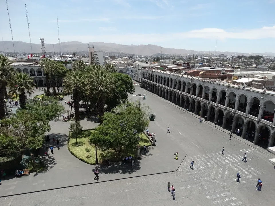 Vista panoramica della Plaza de Armas ad Arequipa con una lunga fila di archi in pietra. Vista panoramica della Plaza de Armas ad Arequipa con una lunga fila di archi in pietra.