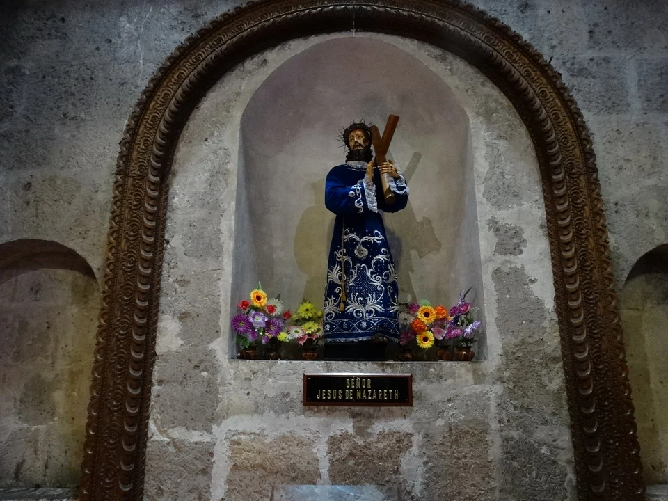 Statua di Gesù di Nazaret all'interno di una nicchia in un edificio storico.