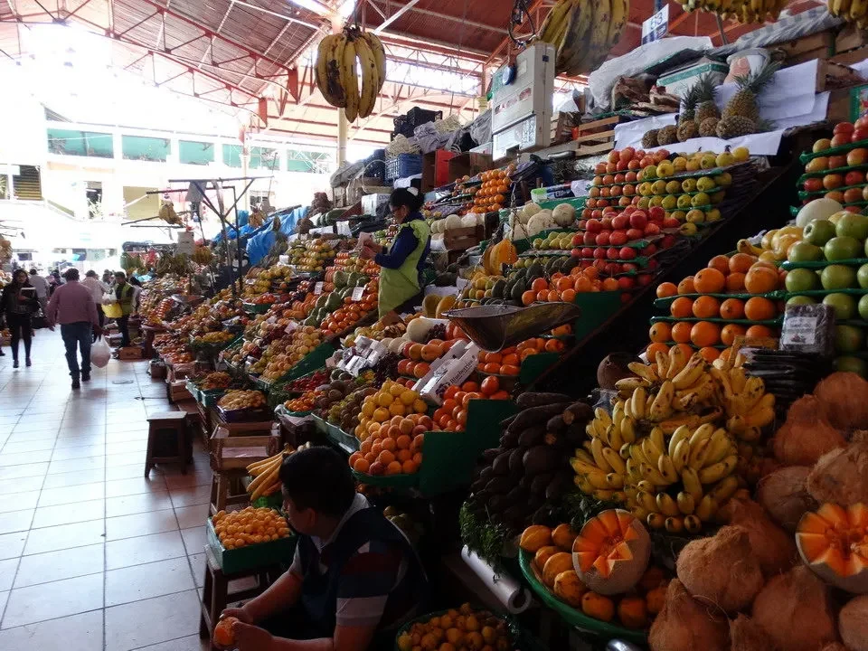 Una vasta esposizione di frutta e verdura fresca in un mercato peruviano.