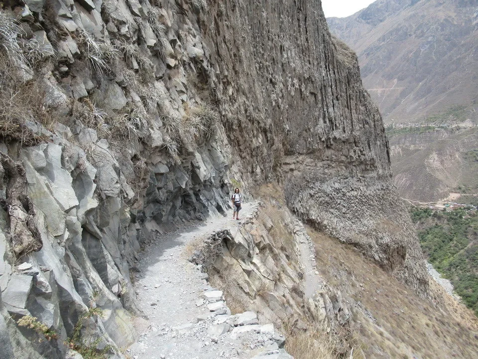 Un sentiero si snoda lungo la parete rocciosa del canyon.