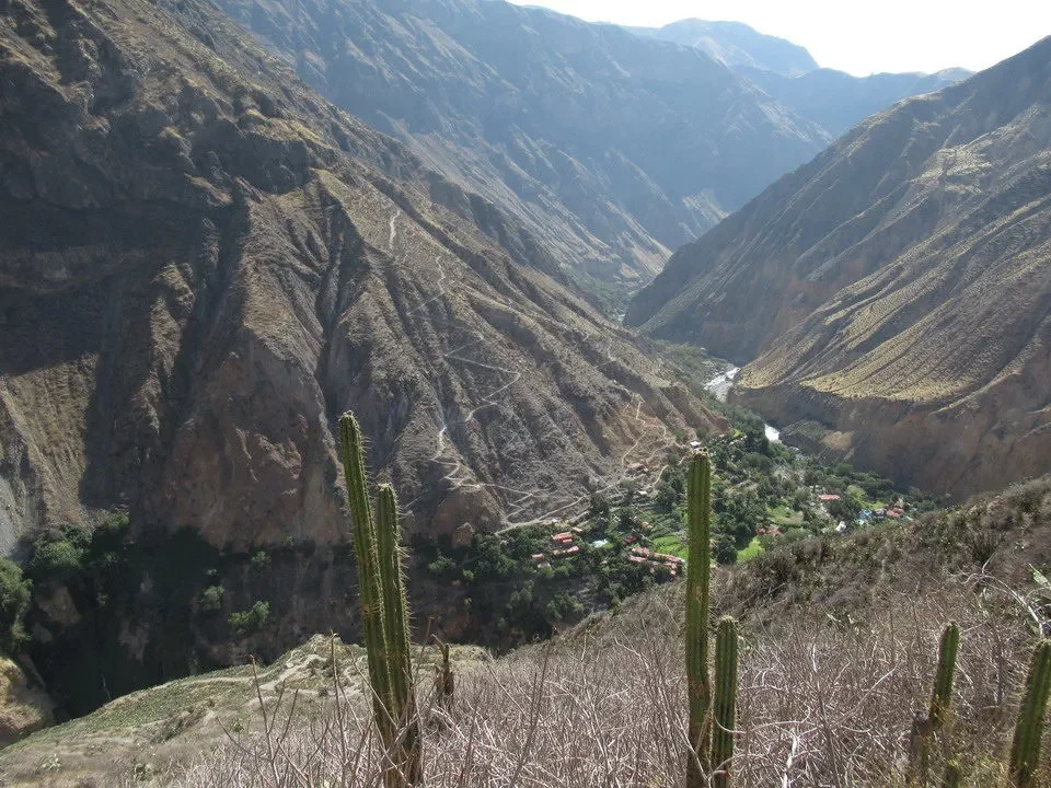 Viste imponenti del canyon Colca tra le montagne del Perù e della Bolivia.