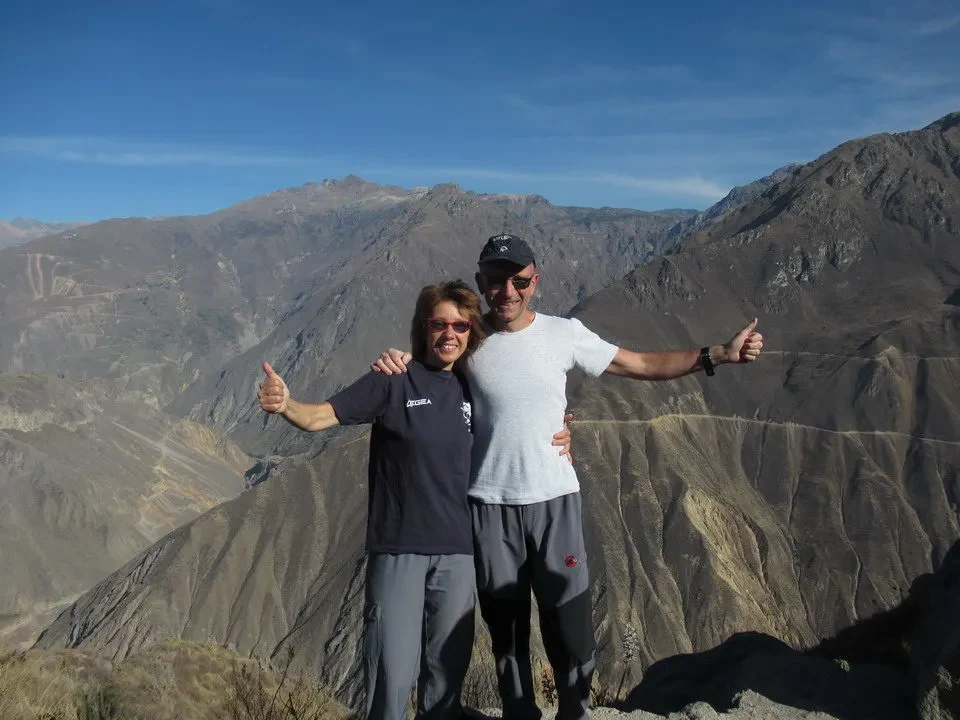 Due uomini sorridono su un crinale montano in Perù e Bolivia.