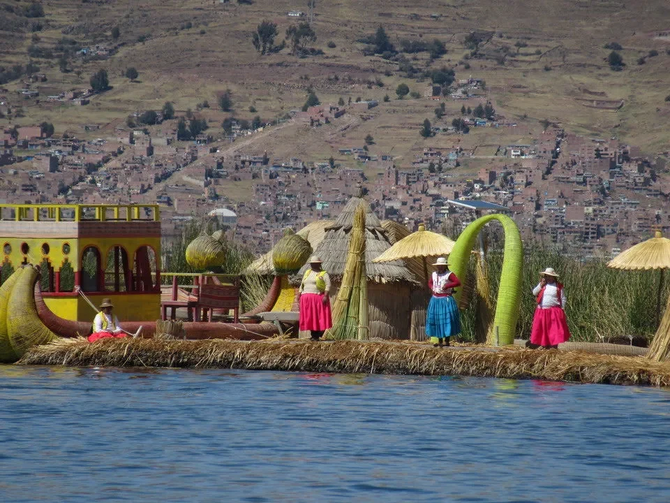 Le isole Uros del Lago Titicaca mostrano una comunità tradizionale sulla riva dell'acqua.