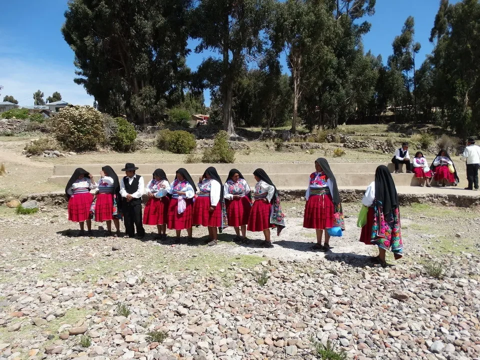 Donne indiane indossano abiti tradizionali mentre passeggiano all'aperto. Donne indiane indossano abiti tradizionali mentre passeggiano all'aperto.
