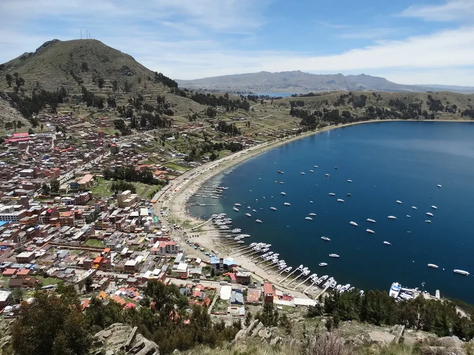 Panorama del lago circondato da paesaggi montuosi in Perù e Bolivia.