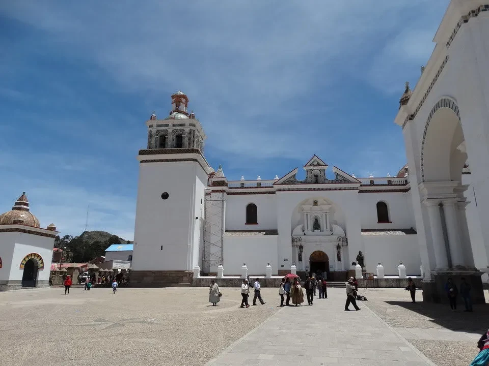La facciata della Cattedrale di Copacabana in Perù con una piazza antistante.